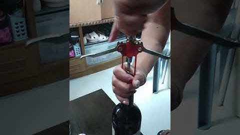 HOW TO OPEN A WINE BOTTLE