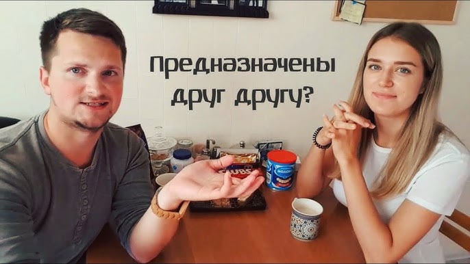 Mushakli yigitlar ichki kiyimida katta dukkaklilar