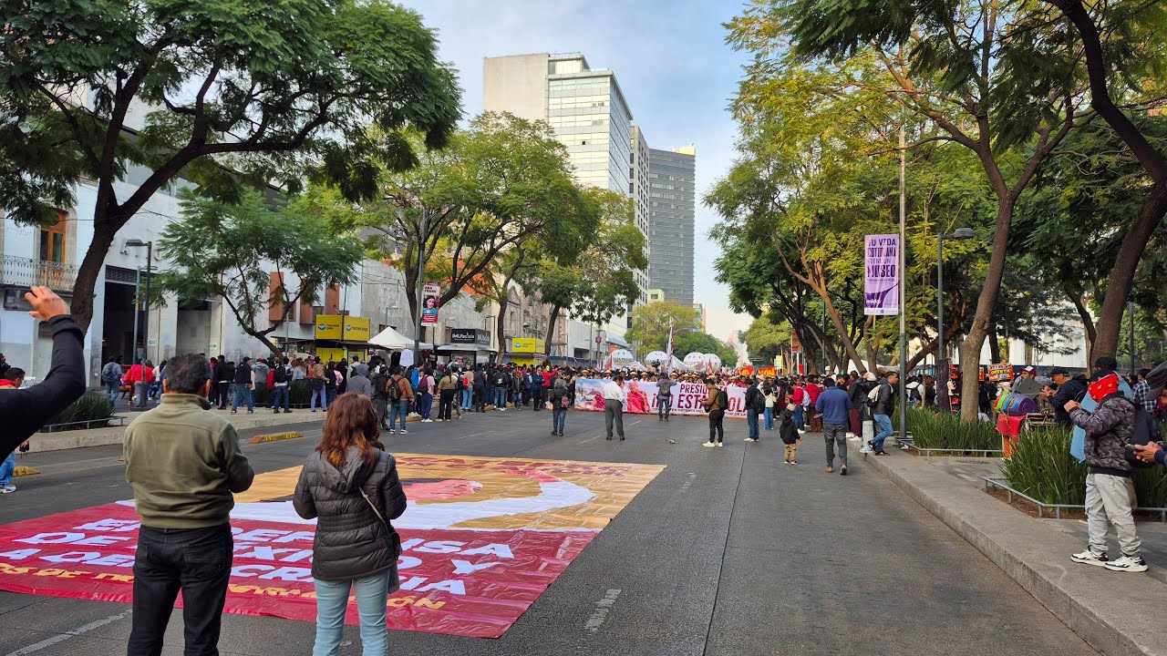 LLEGAN MILES A APOYAR A LA PRESIDENTA CLAUDIA SHEINBAUM AL ZÓCALO