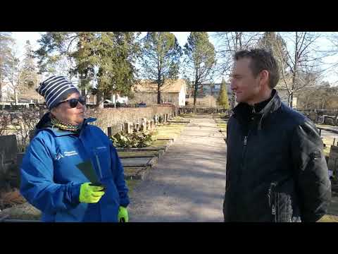 Video: Morsiamen Pukeutuneena Hän Menee Hautausmaalle Itkemään Sulhansa