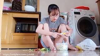 Single Mother Cut Cucumber To Eat