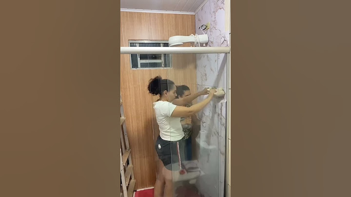Antes e depois do meu banheiro que foi todo revestido com papel de parede vinílico lavável.