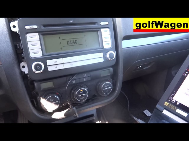 VW Golf 5 RCD300 radio about AUX activate iPod - YouTube