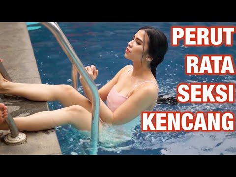 PERUT RATA & SEKSI OLAHRAGA DI KOLAM RENANG | MARIA VANIA