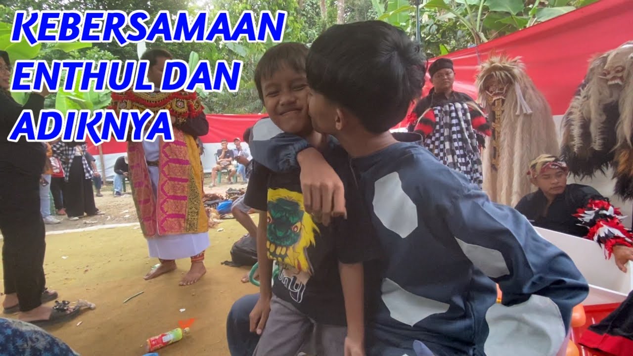 KEBERSAMAAN ENTHUL DAN ADIKNYA SAAT PENTAS GWSM