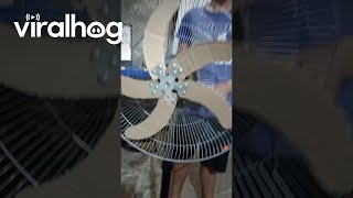 Download Lagu Vrouw vindt creativiteit bij het repareren van haar ventilator || ViralHog MP3