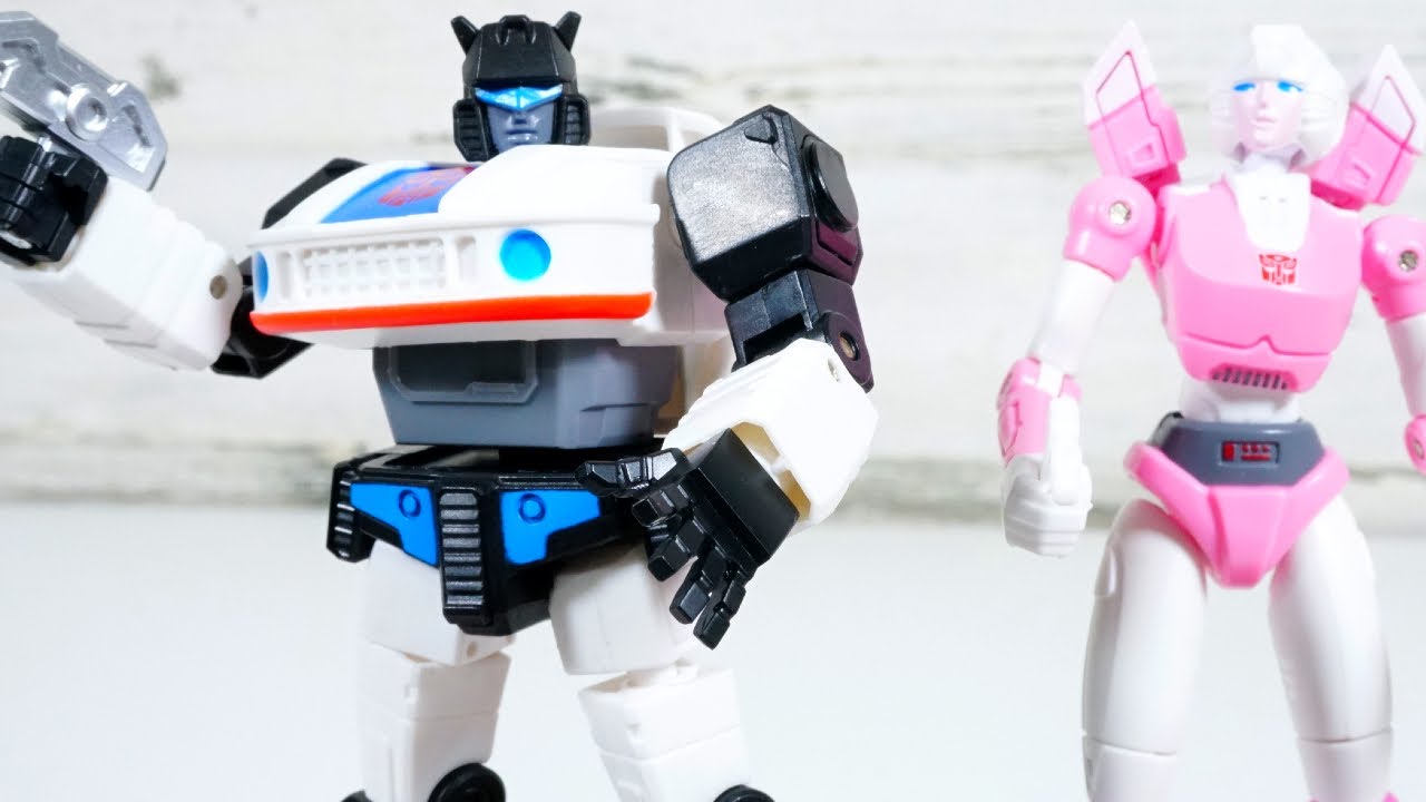 Autobot Jazz and Arcee Mini figures Wave 2 Series fight together!