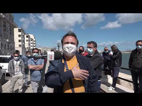 Bari, la protesta dei tassisti pugliesi sul lungomare. "Da mesi lavoriamo senza prospettiva"