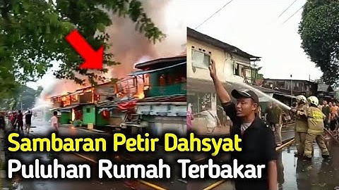 Detik-Detik Sambaran Petir Maha Dahsyat Bakar Puluhan Rumah Di Manggarai