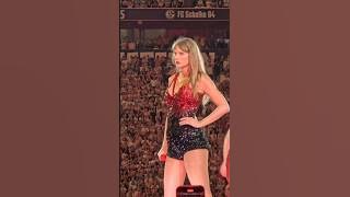 Taylor Swift Forgets to Use Microphone! Another proof she doesn’t lip sync ! #taylorswift #shorts
