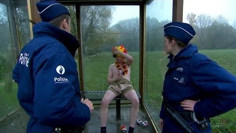 Deze supporter van De Rode Duivels keek iets te diep in het glas | De Buurtpolitie | VTM