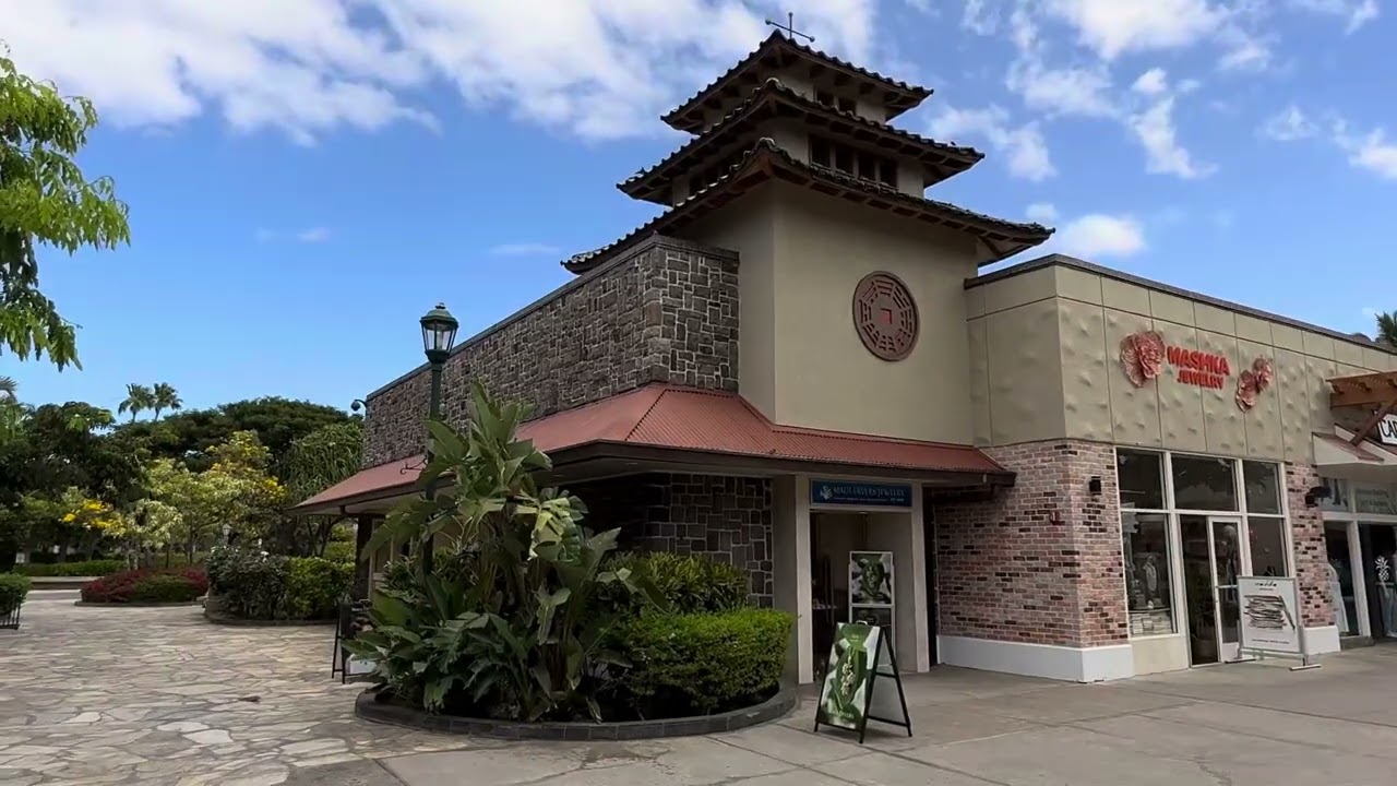 Checking out Queen's Marketplace, Big Island