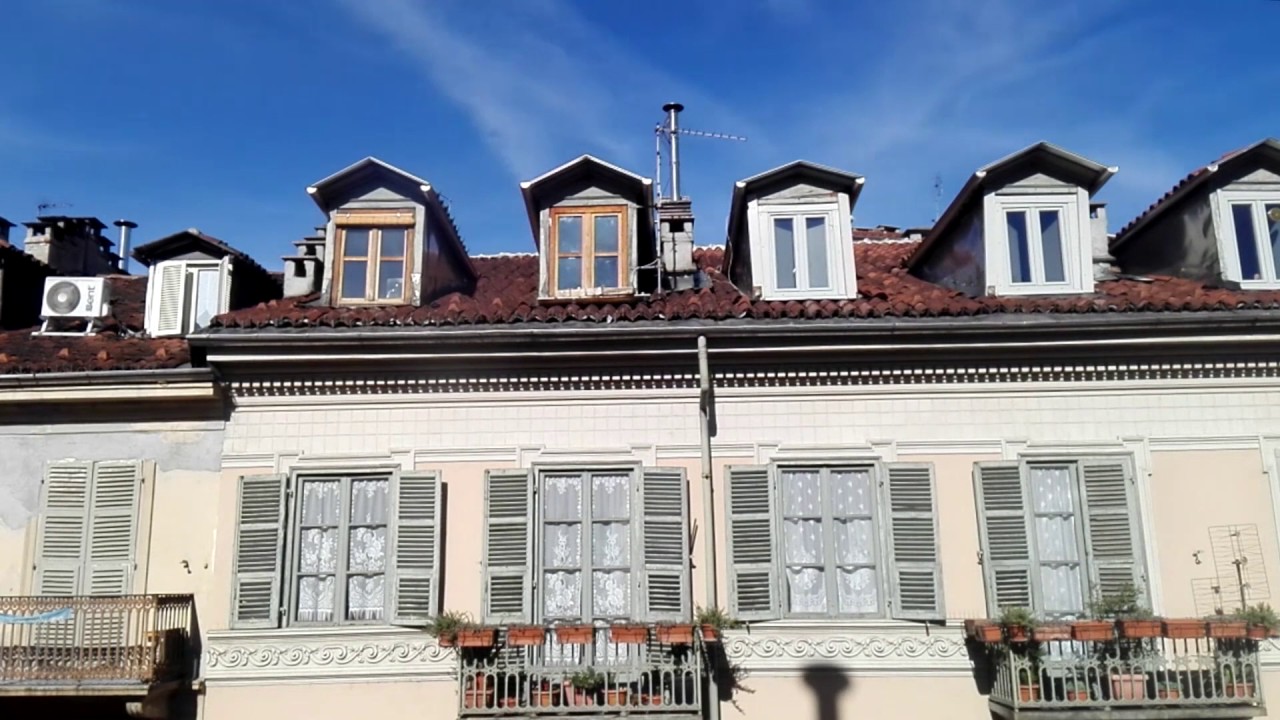 Time lapse su Torino - Luci, ombre e nuvole sugli abbaini di Torino - 12 ore in 1 minuto