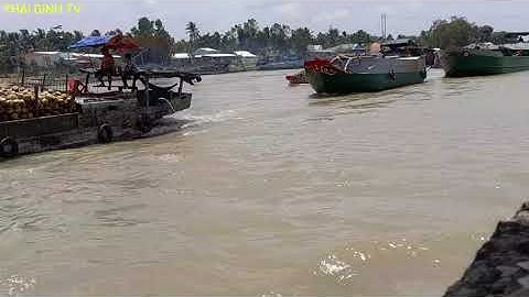 Sà lan ghe cộ nối đuôi nhau qua cống # cống 7  cửa