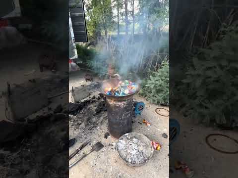 عملية جني آلاف الدولارات عن طريق صهر علب الألومنيوم وتحويلها إلى أواني