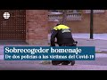 Sobrecogedor homenaje de dos policías a las víctimas de coronavirus | EL MUNDO