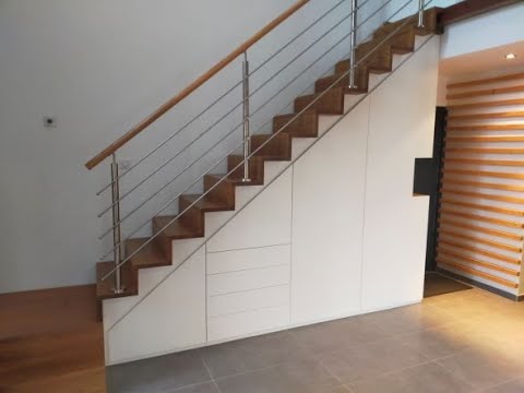 Intégration d'un meuble de rangement sur-mesure sous un escalier - ABEMA