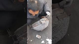 Tighten the mold and start pouring, stir fry the pan mold