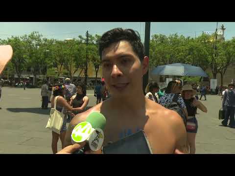 Por segundo año consecutivo decenas de tapatíos marchan a Plaza Liberación en Guadalajara al desnudo