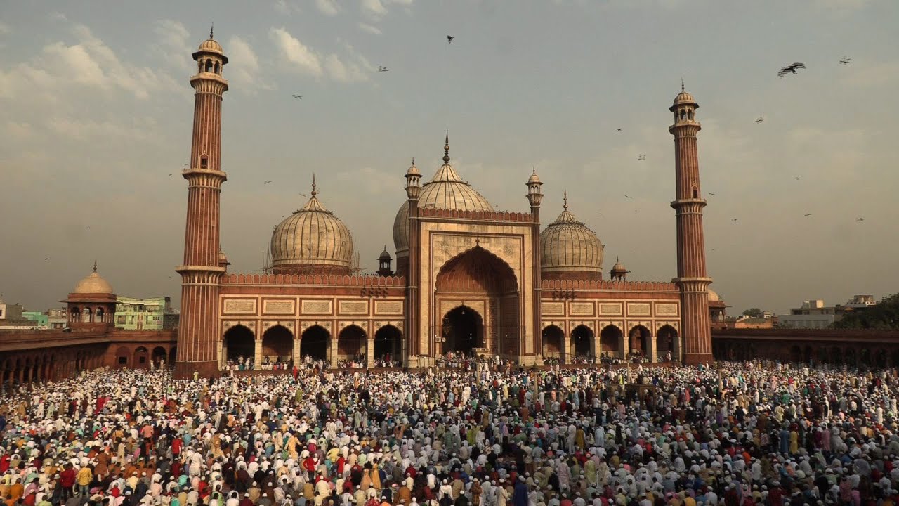 Thousands pray at Indias largest mosque on Eid  AFP