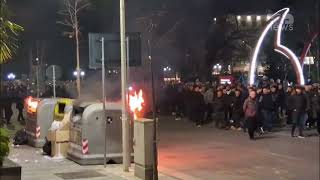 Top News- Protestuesit drejt policisë, hedhin molotovë por përplasen me policinë