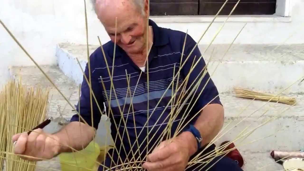 Scoprendo l'arte delle nasse a Gallipoli i cugini Bianco lavorano per strada