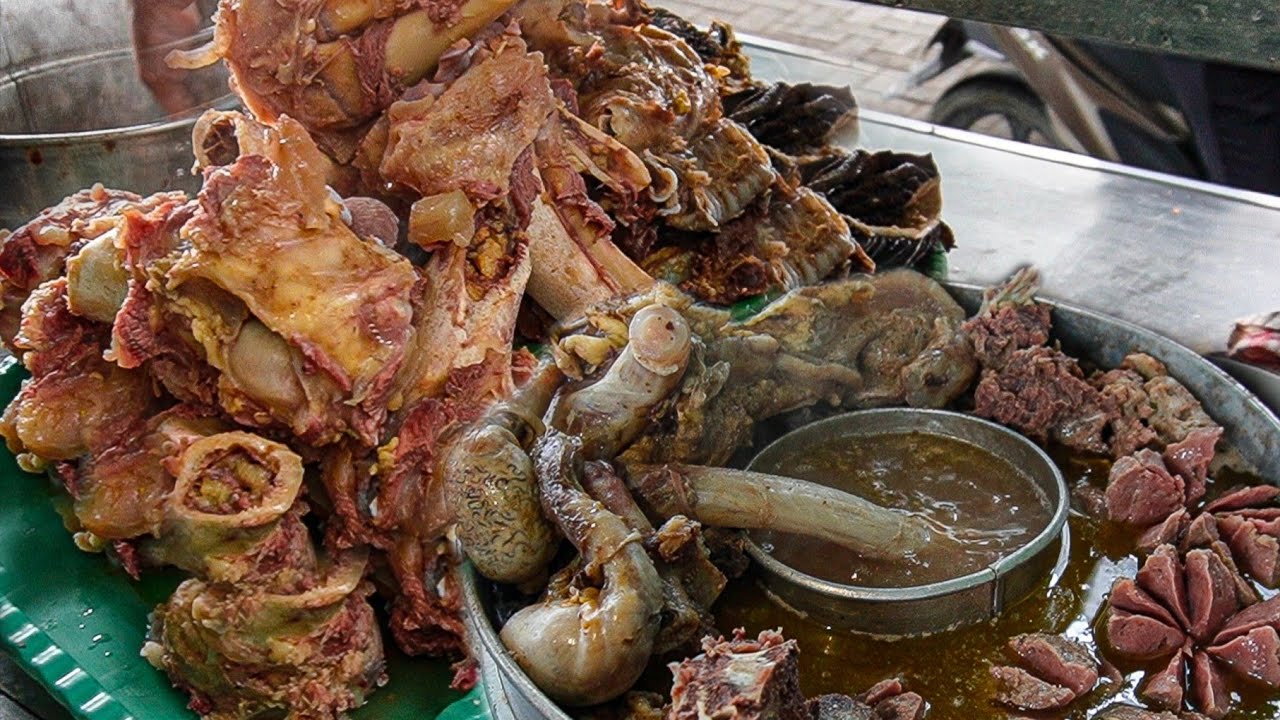 GERBANG MASIH TUTUP, BELUM MATANG JUGA SUDAH BANYAK YANG NUNGGU.