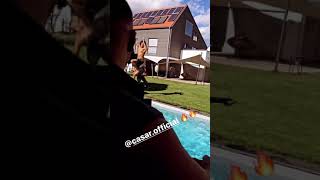 Casar springt in Pool - Videodreh