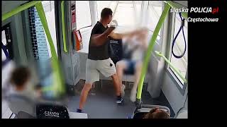 Rozpoznajesz agresora? BEZ POWODU zaatakował pasażera tramwaju! Policja udostępniła wideo | FAKT.PL screenshot 3