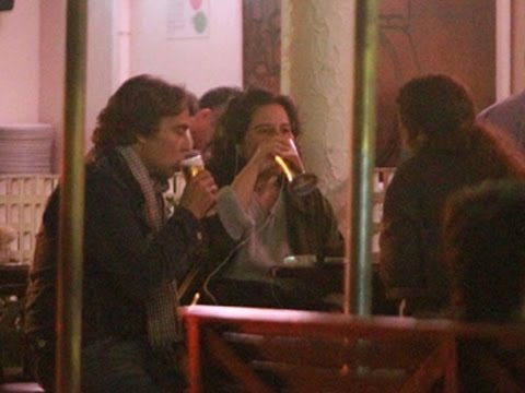 Alexandre Borges janta com amigas em pizzaria