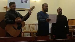 Верующие цыгане поют под гитару.