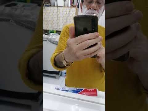 حلاقة الذقن والموبايل يصور