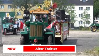 Oldtimer Parade Mit Traktor und Zugmaschine zur Cranger Kirmes