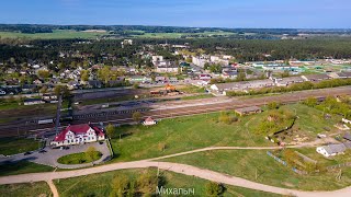 Новоельня - городской посёлок, утопающий в сосновом лесу.