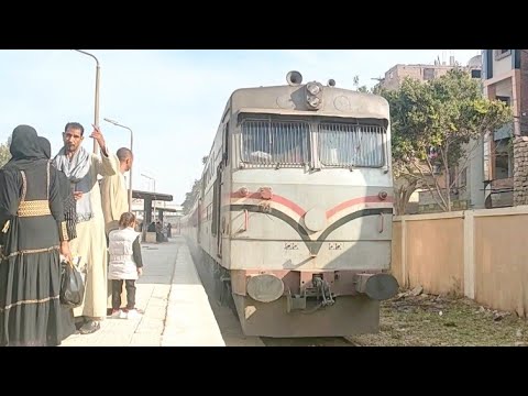 تصوير حصري لحظة خروج قطار ركاب الأقصر نجع حمادي من محطة قطار قوص بمحافظة قنا اليوم