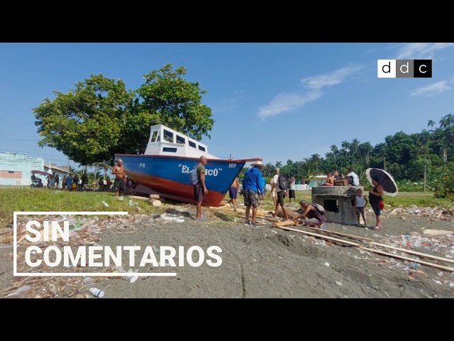 La botadura de una embarcación para la pesca, un acontecimiento que atrae a curiosos en Baracoa
