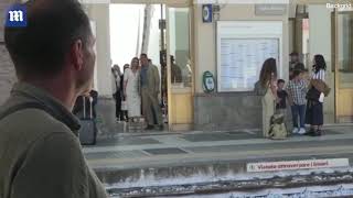 Video: Daniel Craig runs across train tracks on set of Bond 25