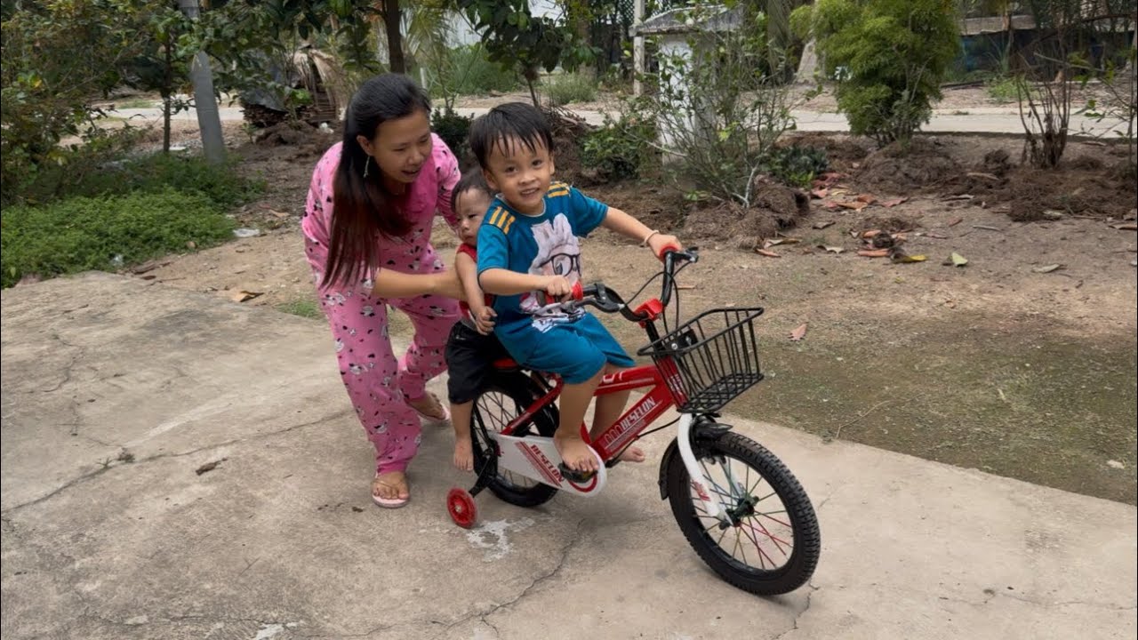 Chuột Chạy Xe Đạp Chở Phở Bị Té Tới Hư Xe Rồi #ngocdieuvlog123 #chuotbitexe