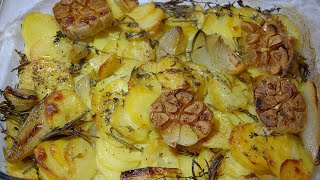 Картошка, запеченная с шалотом, чесноком и розмарином | Едим дома