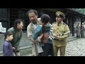 人贩子带小孩上街，谁料小丫头机智求助警察，这下精彩了