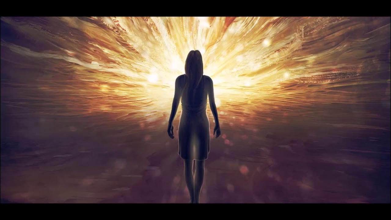 Оглянись на свет. Черно белый свет. Девушка обернулась. Оглянись на свет. Одинокий человек в городе.