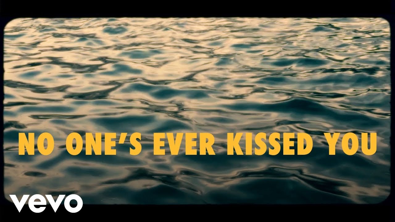 在 YouTube 上观看 Winnetka Bowling League - No One's Ever Kissed You