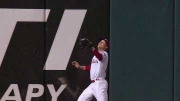 CIN@PHI: Asche makes leaping grab, ends the threat