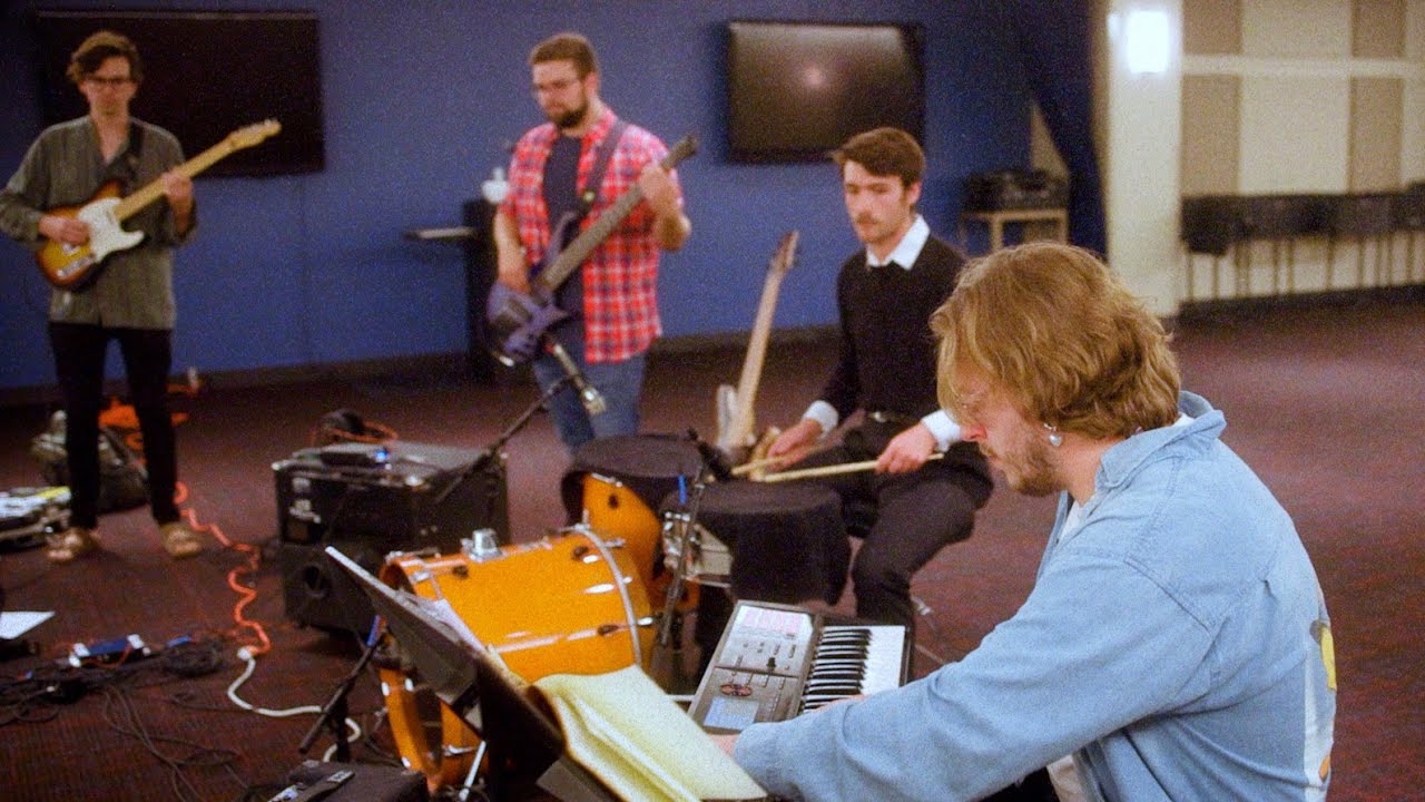 Guarda The Valleys - Electrelane/Verity Susman (feat. Butler Chamber Singers) | Among Friends (Ep. 11) su YouTube Guarda The Valleys - Electrelane/Verity Susman (feat. Butler Chamber Singers) | Among Friends (Ep. 11) su YouTube