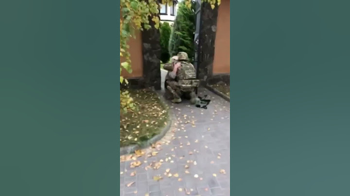 До сліз. Бабуся на колінах зустрічає онука, який звільняв Херсон 🥺