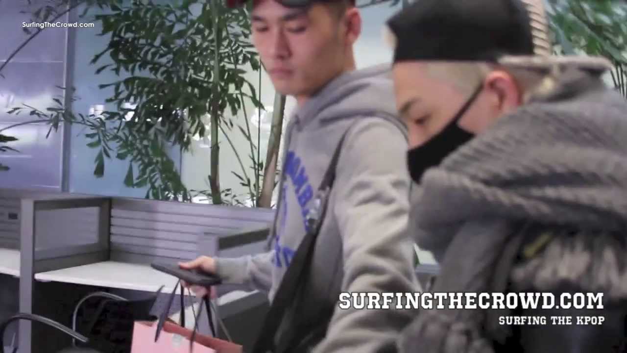 [FANCAM] Taeyang arriving in SF at SFO airport (131125)