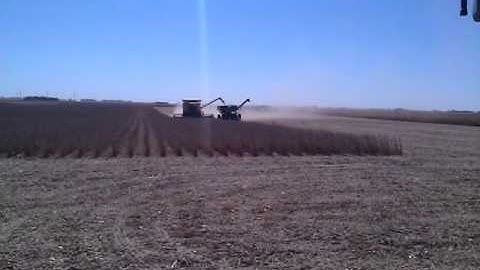 Unloading #soybeans on the go. #harvest11