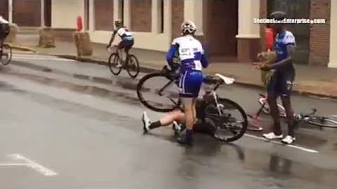 Le cycliste Jerome Townsend pte un plomb et frappe...