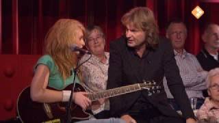 Video thumbnail of "Sanne Hans (Miss Montreal) in DWDD"