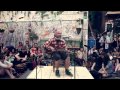 Capture de la vidéo Bernard Adamus Chante « Le Scotch Goûte Le Vent » Dans La Ruelle Modigliani